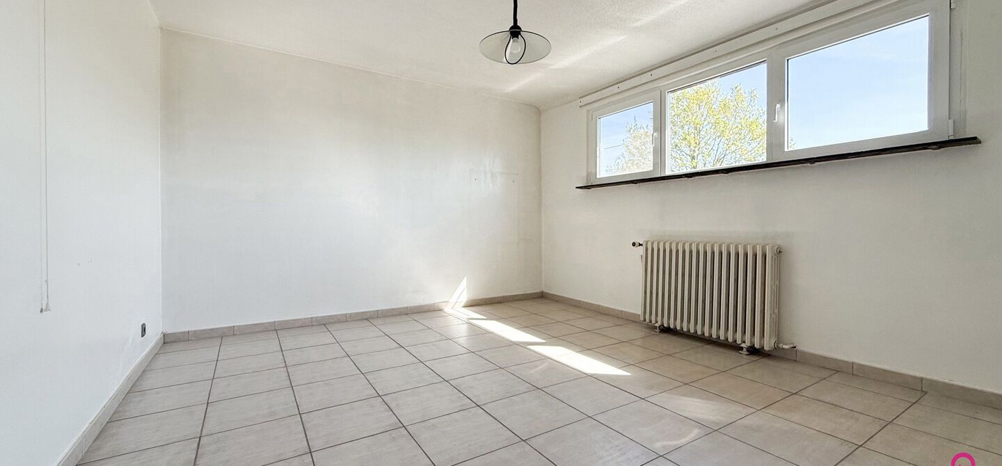 Bij ImmoFusion 7/7 “open huis” : klik op onze 3D-TOUR.
Ervaar vastgoed alsof je er zelf doorloopt!
Welkom in deze verrassend ruime open bebouwing gelegen op een uitstekende locatie langs de Heppensesteenweg in Beringen. Met maar liefst 328m² bewoonb