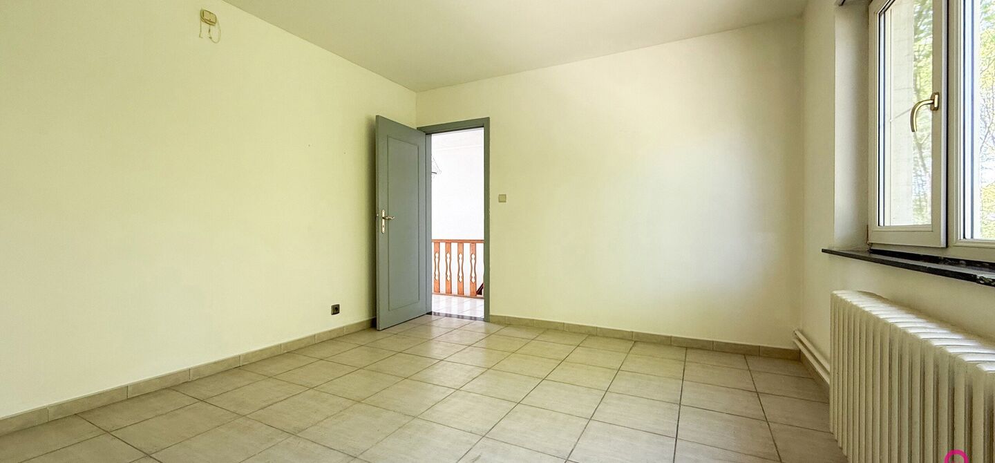 Bij ImmoFusion 7/7 “open huis” : klik op onze 3D-TOUR.
Ervaar vastgoed alsof je er zelf doorloopt!
Welkom in deze verrassend ruime open bebouwing gelegen op een uitstekende locatie langs de Heppensesteenweg in Beringen. Met maar liefst 328m² bewoonb