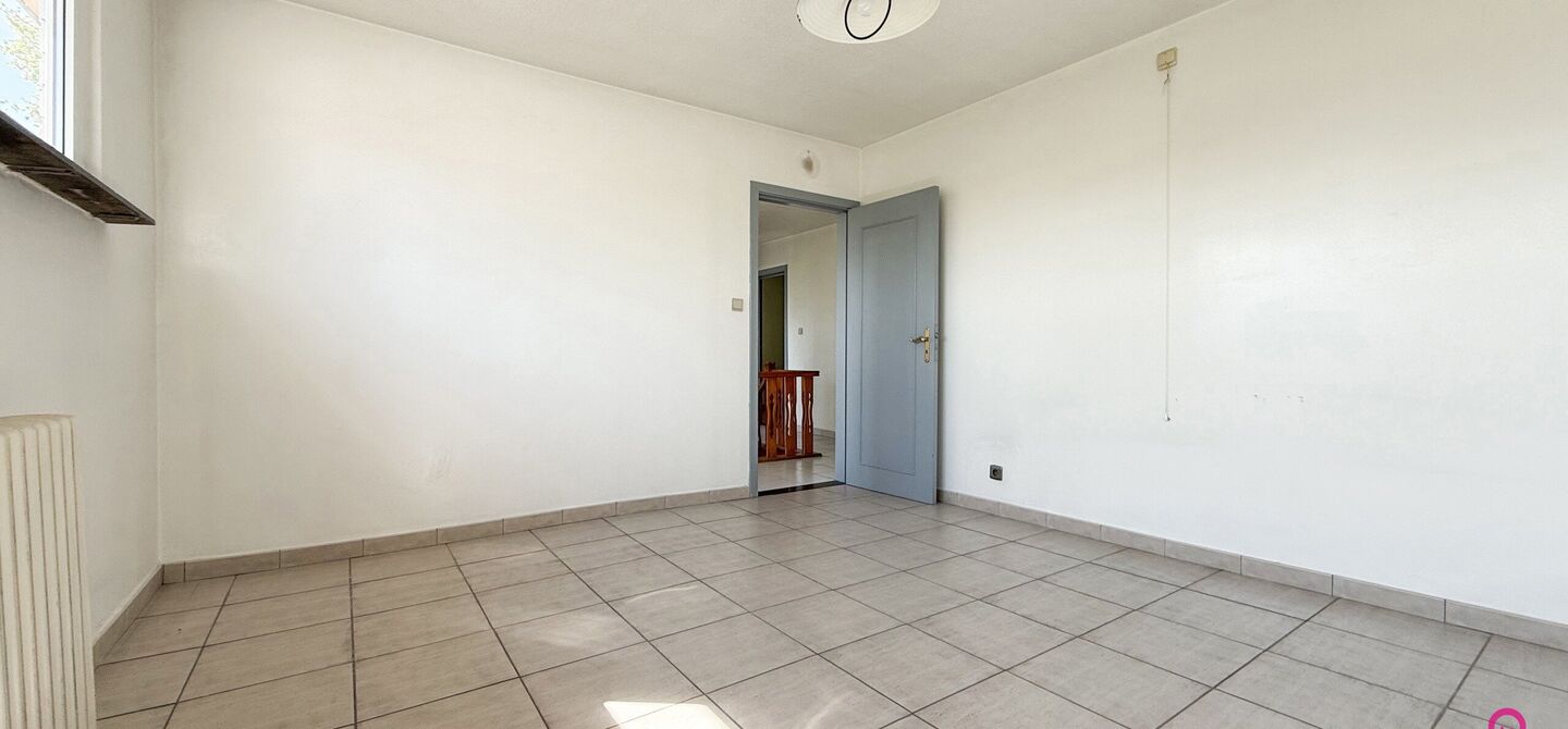 Bij ImmoFusion 7/7 “open huis” : klik op onze 3D-TOUR.
Ervaar vastgoed alsof je er zelf doorloopt!
Welkom in deze verrassend ruime open bebouwing gelegen op een uitstekende locatie langs de Heppensesteenweg in Beringen. Met maar liefst 328m² bewoonb