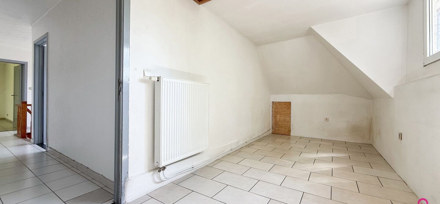 Bij ImmoFusion 7/7 “open huis” : klik op onze 3D-TOUR.
Ervaar vastgoed alsof je er zelf doorloopt!
Welkom in deze verrassend ruime open bebouwing gelegen op een uitstekende locatie langs de Heppensesteenweg in Beringen. Met maar liefst 328m² bewoonb