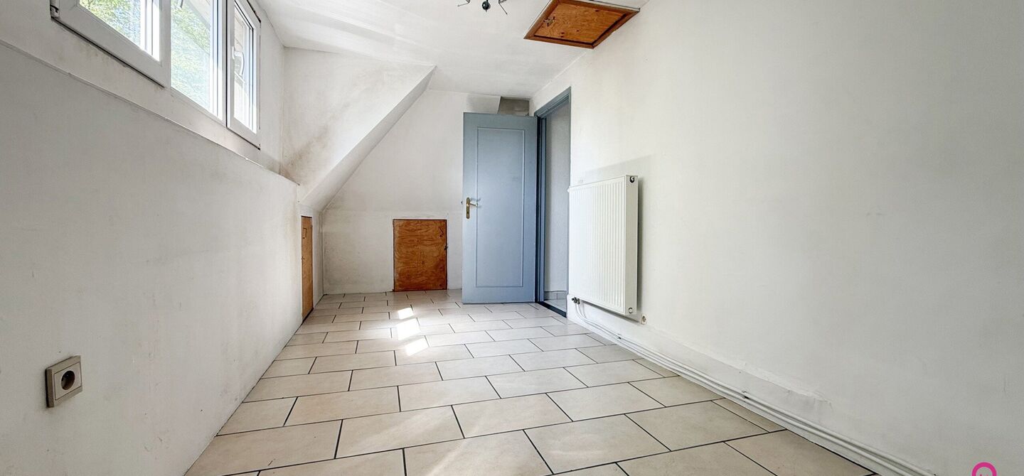 Bij ImmoFusion 7/7 “open huis” : klik op onze 3D-TOUR.
Ervaar vastgoed alsof je er zelf doorloopt!
Welkom in deze verrassend ruime open bebouwing gelegen op een uitstekende locatie langs de Heppensesteenweg in Beringen. Met maar liefst 328m² bewoonb