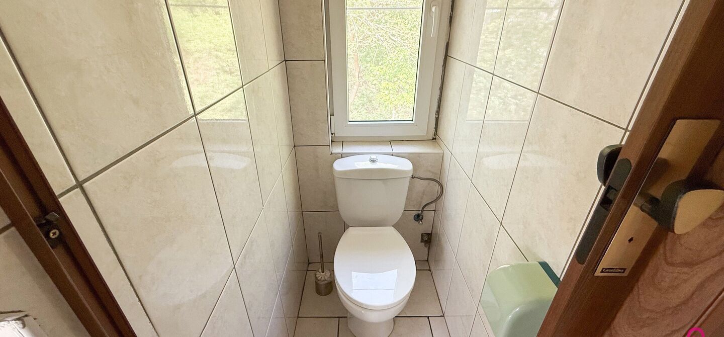 Bij ImmoFusion 7/7 “open huis” : klik op onze 3D-TOUR.
Ervaar vastgoed alsof je er zelf doorloopt!
Welkom in deze verrassend ruime open bebouwing gelegen op een uitstekende locatie langs de Heppensesteenweg in Beringen. Met maar liefst 328m² bewoonb