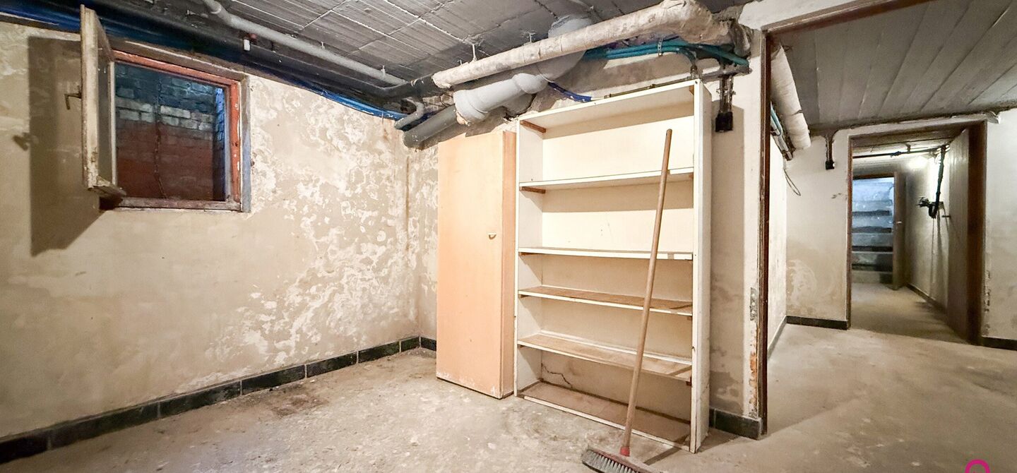 Bij ImmoFusion 7/7 “open huis” : klik op onze 3D-TOUR.
Ervaar vastgoed alsof je er zelf doorloopt!
Welkom in deze verrassend ruime open bebouwing gelegen op een uitstekende locatie langs de Heppensesteenweg in Beringen. Met maar liefst 328m² bewoonb