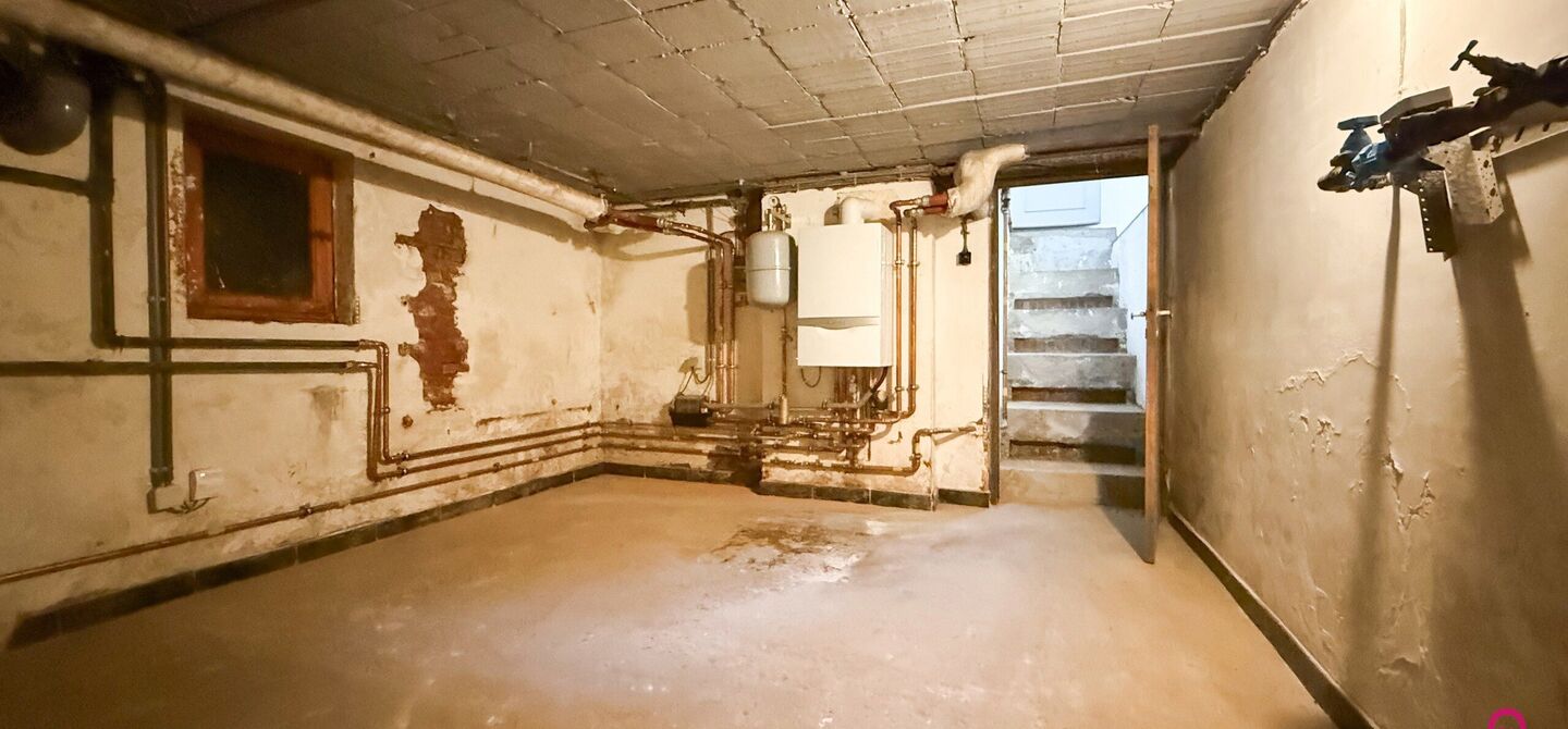Bij ImmoFusion 7/7 “open huis” : klik op onze 3D-TOUR.
Ervaar vastgoed alsof je er zelf doorloopt!
Welkom in deze verrassend ruime open bebouwing gelegen op een uitstekende locatie langs de Heppensesteenweg in Beringen. Met maar liefst 328m² bewoonb
