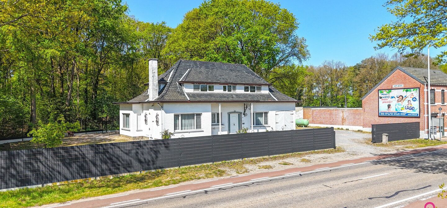 Bij ImmoFusion 7/7 “open huis” : klik op onze 3D-TOUR.
Ervaar vastgoed alsof je er zelf doorloopt!
Welkom in deze verrassend ruime open bebouwing gelegen op een uitstekende locatie langs de Heppensesteenweg in Beringen. Met maar liefst 328m² bewoonb