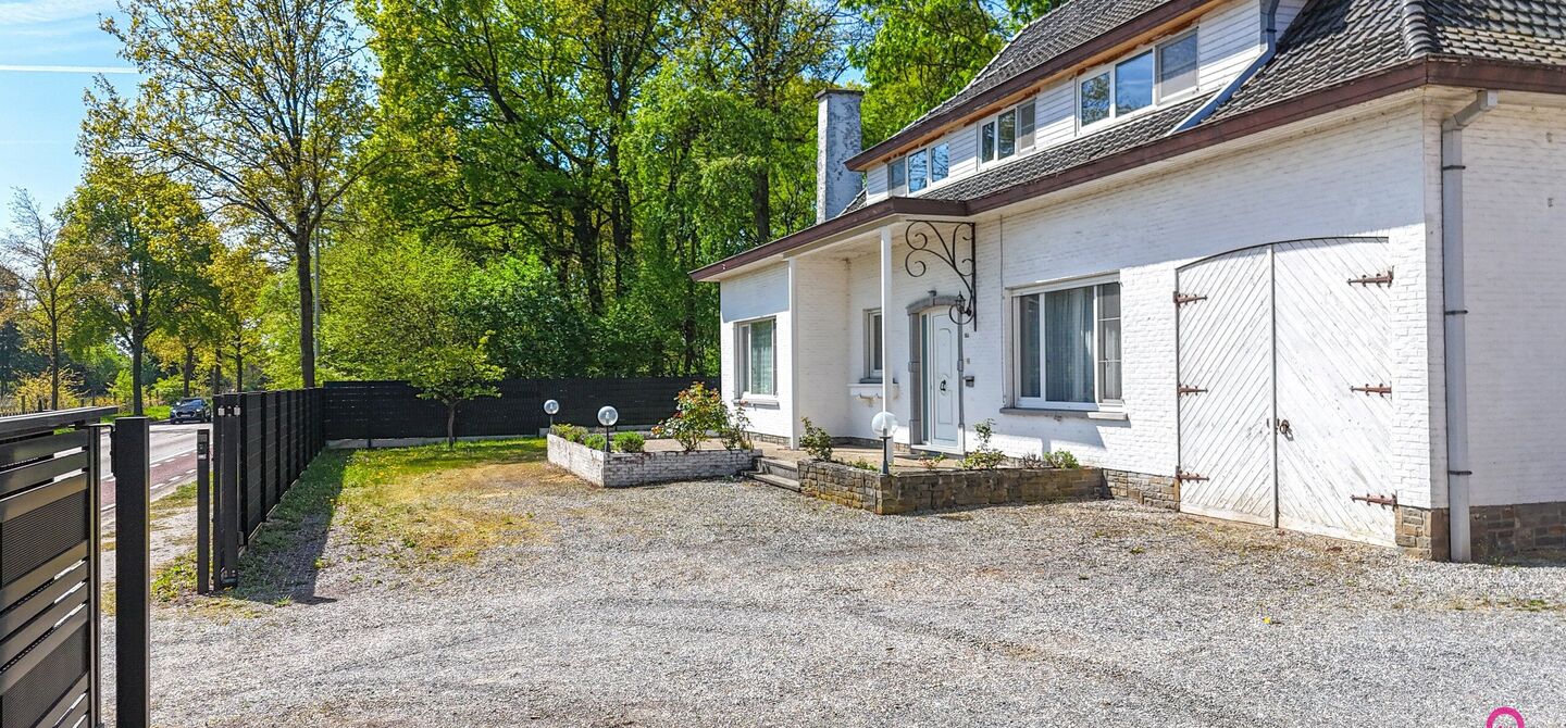Bij ImmoFusion 7/7 “open huis” : klik op onze 3D-TOUR.
Ervaar vastgoed alsof je er zelf doorloopt!
Welkom in deze verrassend ruime open bebouwing gelegen op een uitstekende locatie langs de Heppensesteenweg in Beringen. Met maar liefst 328m² bewoonb