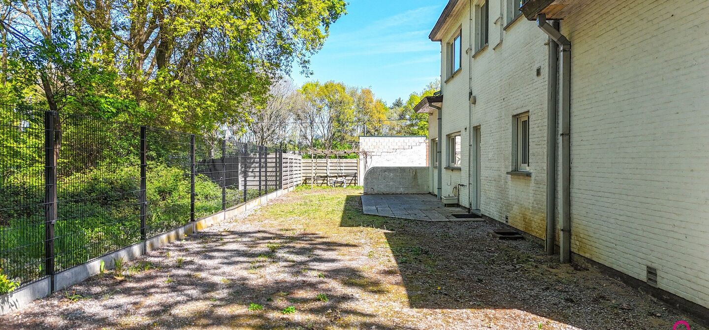 Bij ImmoFusion 7/7 “open huis” : klik op onze 3D-TOUR.
Ervaar vastgoed alsof je er zelf doorloopt!
Welkom in deze verrassend ruime open bebouwing gelegen op een uitstekende locatie langs de Heppensesteenweg in Beringen. Met maar liefst 328m² bewoonb