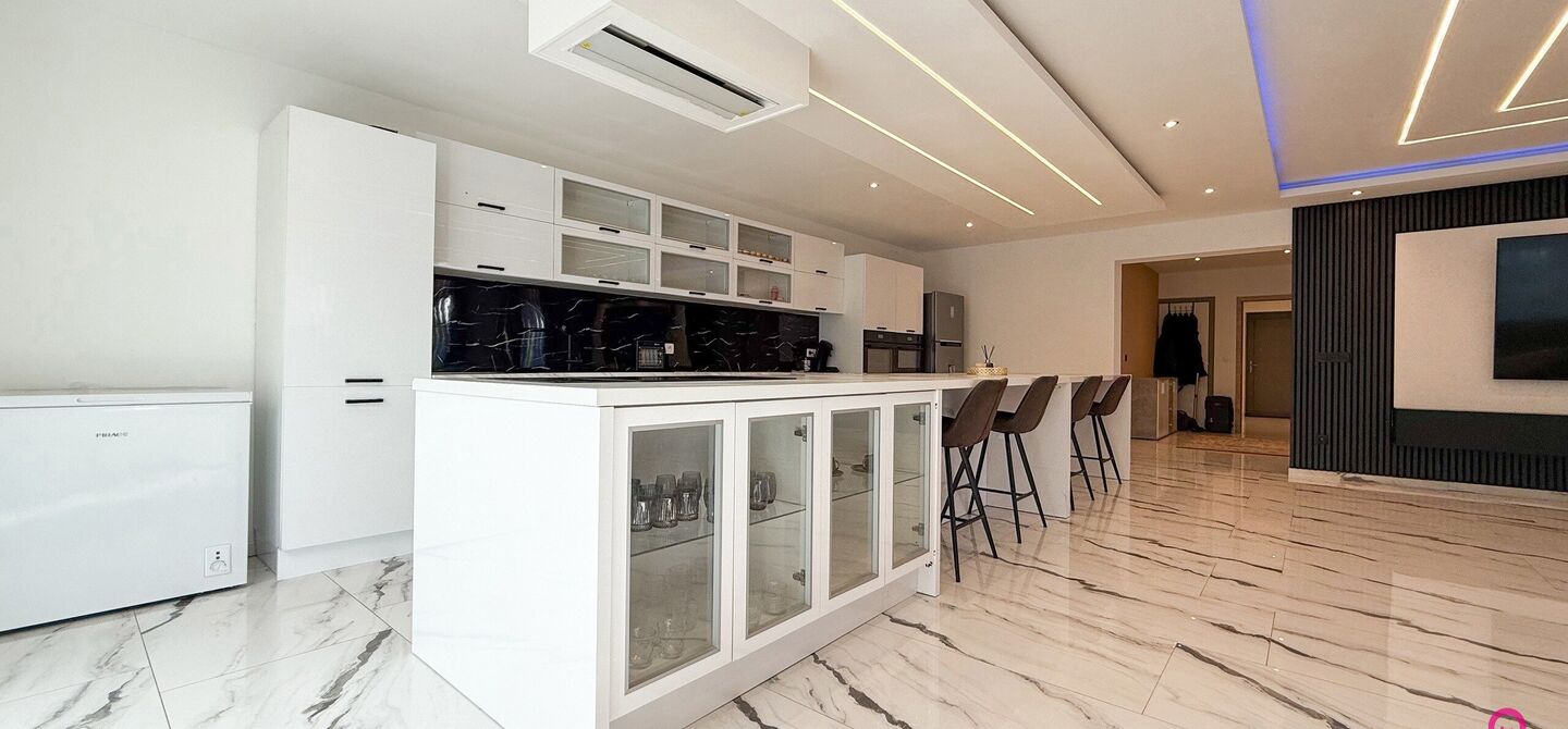 Bij ImmoFusion 7/7 “open huis”: klik op onze 3D-TOUR.
Ervaar vastgoed alsof je er zelf doorloopt!
Ontdek deze indrukwekkende open bebouwing in de Tervantstraat 198 te Paal, een woning die in 2025 een volledige transformatie kreeg en vandaag bijna als
