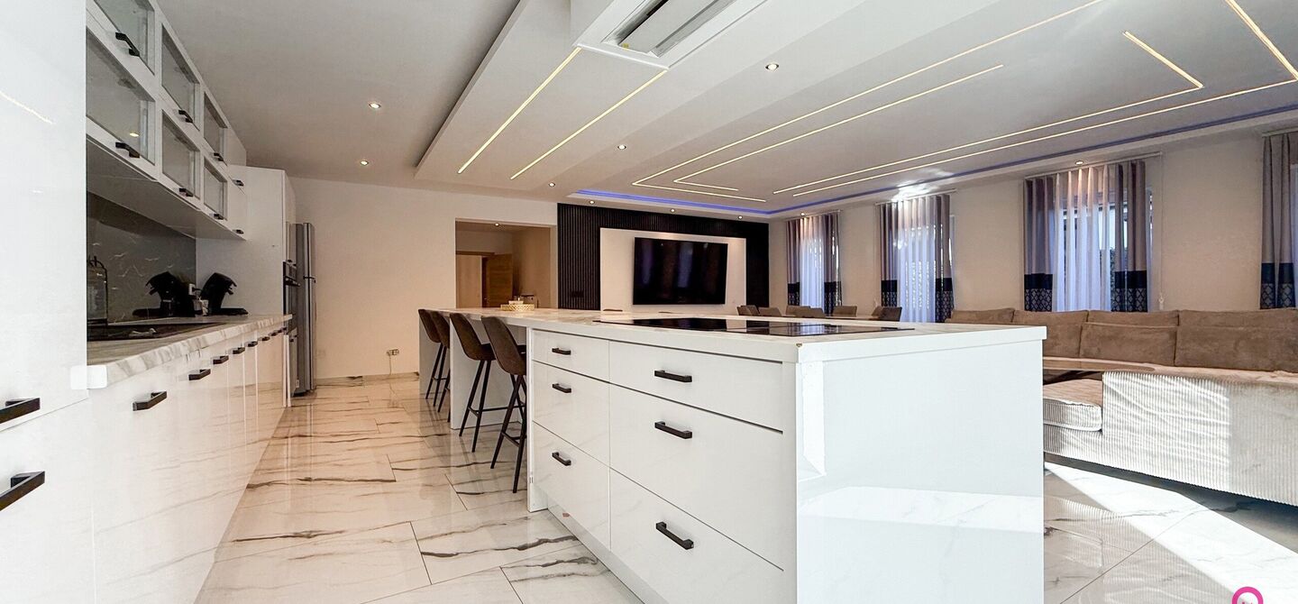 Bij ImmoFusion 7/7 “open huis”: klik op onze 3D-TOUR.
Ervaar vastgoed alsof je er zelf doorloopt!
Ontdek deze indrukwekkende open bebouwing in de Tervantstraat 198 te Paal, een woning die in 2025 een volledige transformatie kreeg en vandaag bijna als
