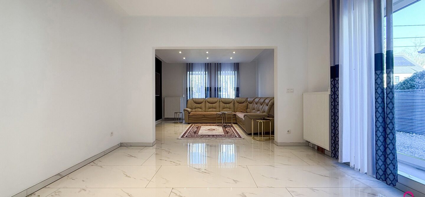 Bij ImmoFusion 7/7 “open huis”: klik op onze 3D-TOUR.
Ervaar vastgoed alsof je er zelf doorloopt!
Ontdek deze indrukwekkende open bebouwing in de Tervantstraat 198 te Paal, een woning die in 2025 een volledige transformatie kreeg en vandaag bijna als