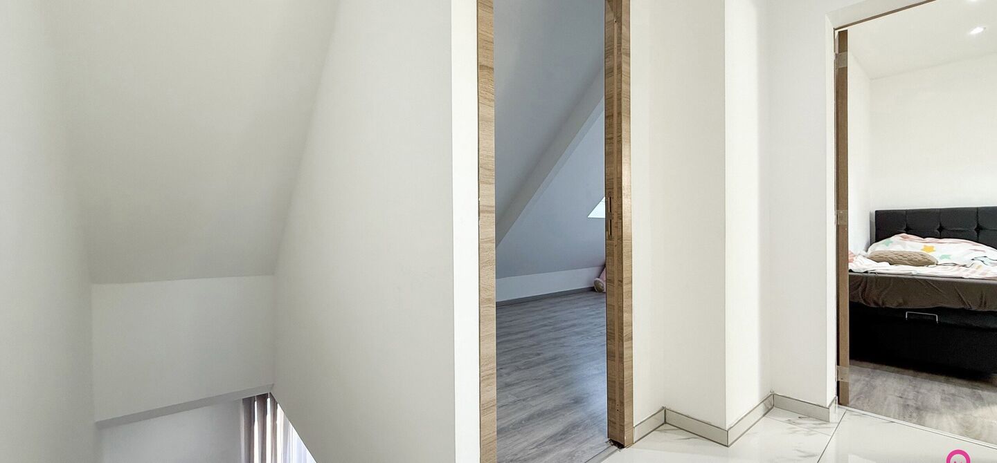 Bij ImmoFusion 7/7 “open huis”: klik op onze 3D-TOUR.
Ervaar vastgoed alsof je er zelf doorloopt!
Ontdek deze indrukwekkende open bebouwing in de Tervantstraat 198 te Paal, een woning die in 2025 een volledige transformatie kreeg en vandaag bijna als