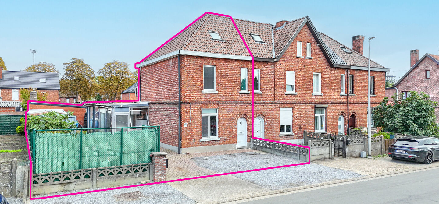 Bij ImmoFusion 7/7 “open huis”: klik op onze 3D-TOUR.
Ervaar vastgoed alsof je er zelf doorloopt!
Ontdek deze charmante halfopen woning aan de Tennisstraat 17 in Beringen, waar comfort, karakter en recente renovaties samenkomen. Dankzij de grondige