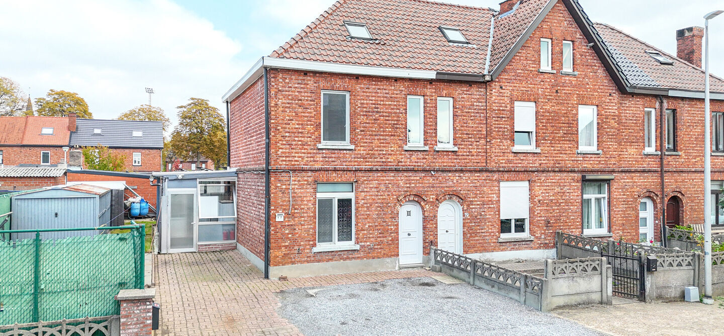 Bij ImmoFusion 7/7 “open huis”: klik op onze 3D-TOUR.
Ervaar vastgoed alsof je er zelf doorloopt!
Ontdek deze charmante halfopen woning aan de Tennisstraat 17 in Beringen, waar comfort, karakter en recente renovaties samenkomen. Dankzij de grondige