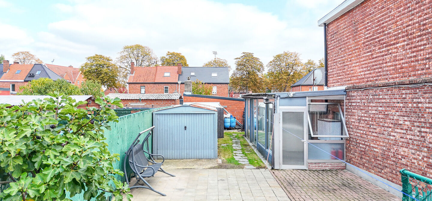Bij ImmoFusion 7/7 “open huis”: klik op onze 3D-TOUR.
Ervaar vastgoed alsof je er zelf doorloopt!
Ontdek deze charmante halfopen woning aan de Tennisstraat 17 in Beringen, waar comfort, karakter en recente renovaties samenkomen. Dankzij de grondige