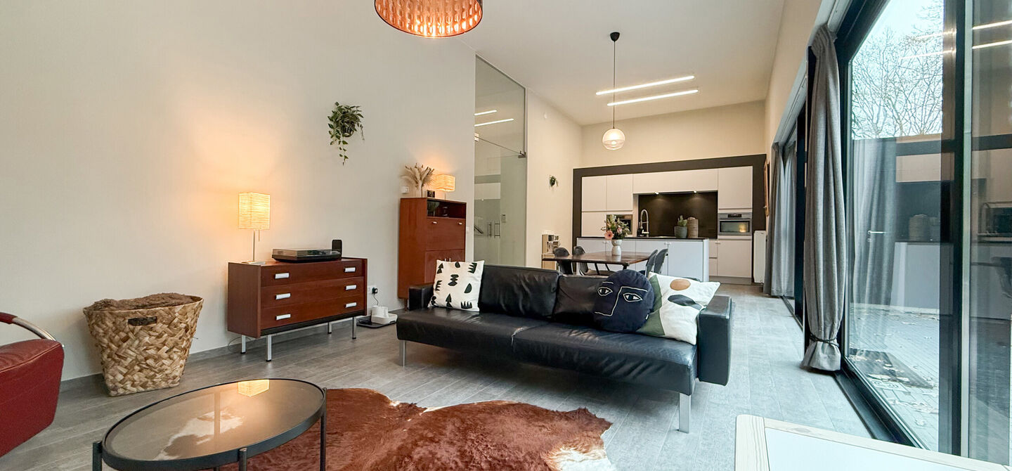Bij ImmoFusion 7/7 “open huis” : klik op onze 3D-TOUR.
Ervaar vastgoed alsof je er zelf doorloopt!
Stap binnen in deze indrukwekkende halfopen bebouwing, quasi nieuw, gelegen in een rustige woonwijk van Beringen. Met een bewoonbare oppervlakte van