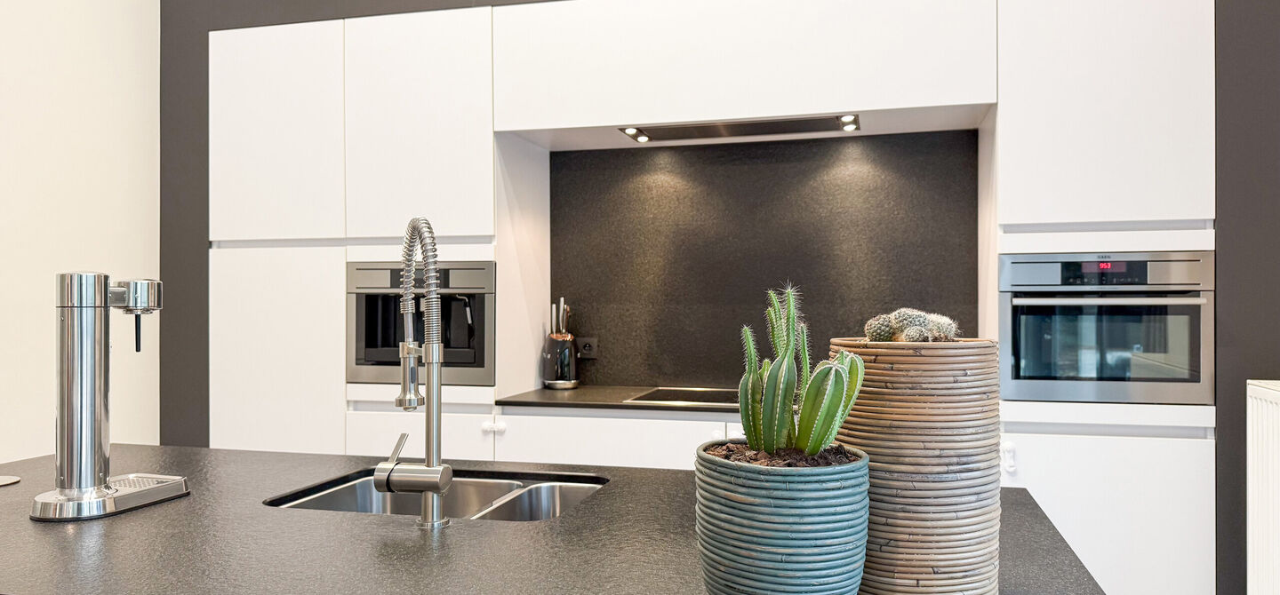 Bij ImmoFusion 7/7 “open huis” : klik op onze 3D-TOUR.
Ervaar vastgoed alsof je er zelf doorloopt!
Stap binnen in deze indrukwekkende halfopen bebouwing, quasi nieuw, gelegen in een rustige woonwijk van Beringen. Met een bewoonbare oppervlakte van