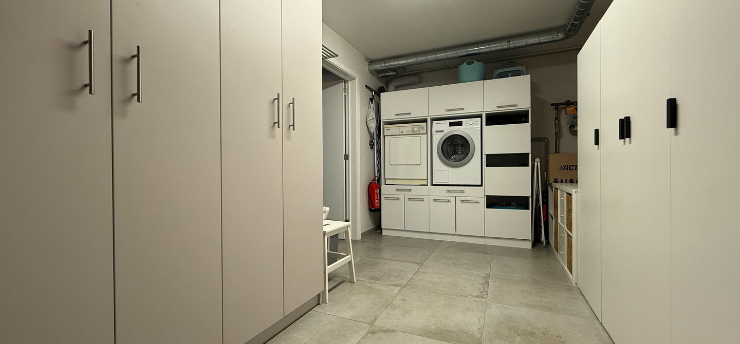 Bij ImmoFusion 7/7 “open huis” : klik op onze 3D-TOUR.
Ervaar vastgoed alsof je er zelf doorloopt!
Stap binnen in deze indrukwekkende halfopen bebouwing, quasi nieuw, gelegen in een rustige woonwijk van Beringen. Met een bewoonbare oppervlakte van