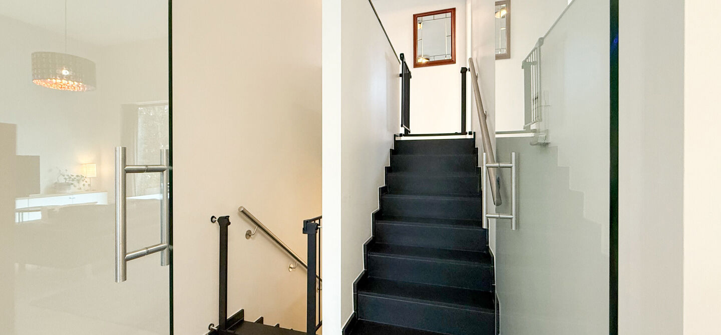 Bij ImmoFusion 7/7 “open huis” : klik op onze 3D-TOUR.
Ervaar vastgoed alsof je er zelf doorloopt!
Stap binnen in deze indrukwekkende halfopen bebouwing, quasi nieuw, gelegen in een rustige woonwijk van Beringen. Met een bewoonbare oppervlakte van