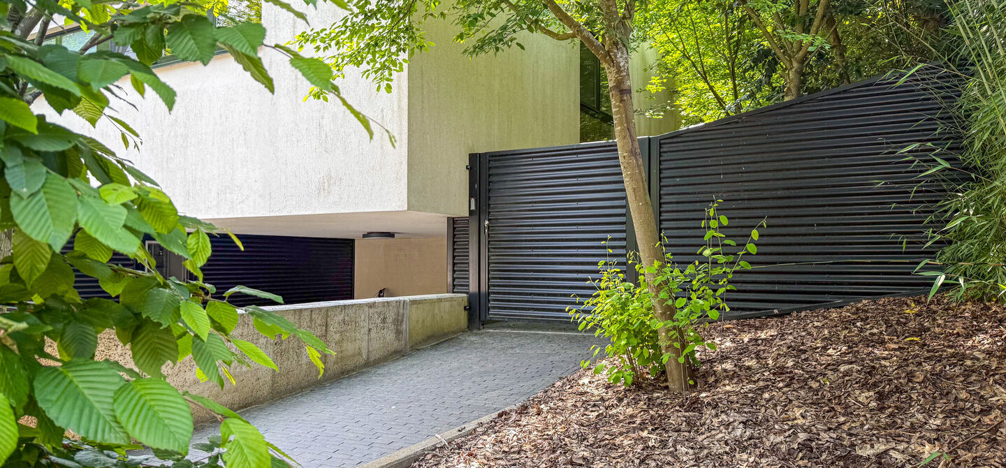 Bij ImmoFusion 7/7 “open huis” : klik op onze 3D-TOUR.
Ervaar vastgoed alsof je er zelf doorloopt!
Stap binnen in deze indrukwekkende halfopen bebouwing, quasi nieuw, gelegen in een rustige woonwijk van Beringen. Met een bewoonbare oppervlakte van