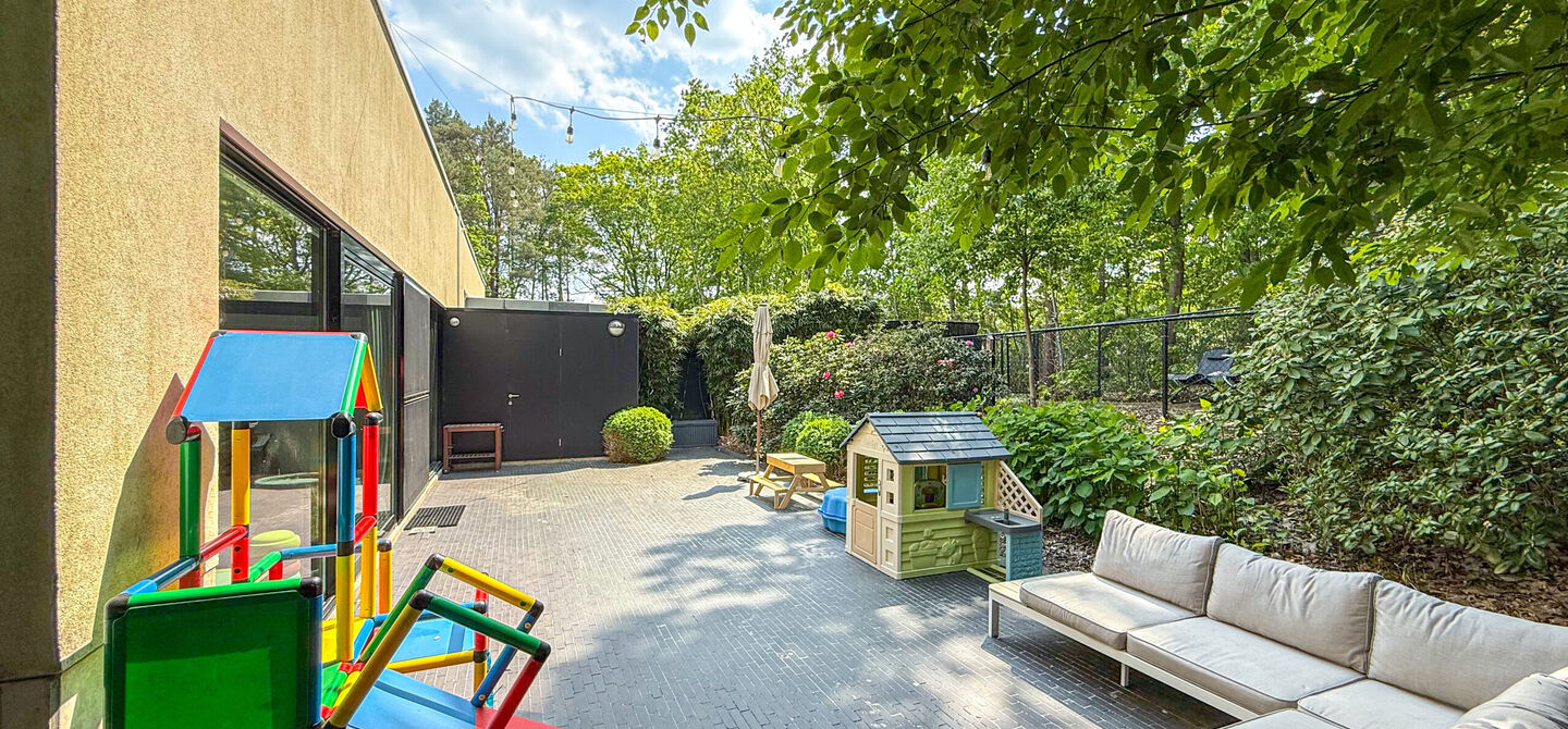 Bij ImmoFusion 7/7 “open huis” : klik op onze 3D-TOUR.
Ervaar vastgoed alsof je er zelf doorloopt!
Stap binnen in deze indrukwekkende halfopen bebouwing, quasi nieuw, gelegen in een rustige woonwijk van Beringen. Met een bewoonbare oppervlakte van