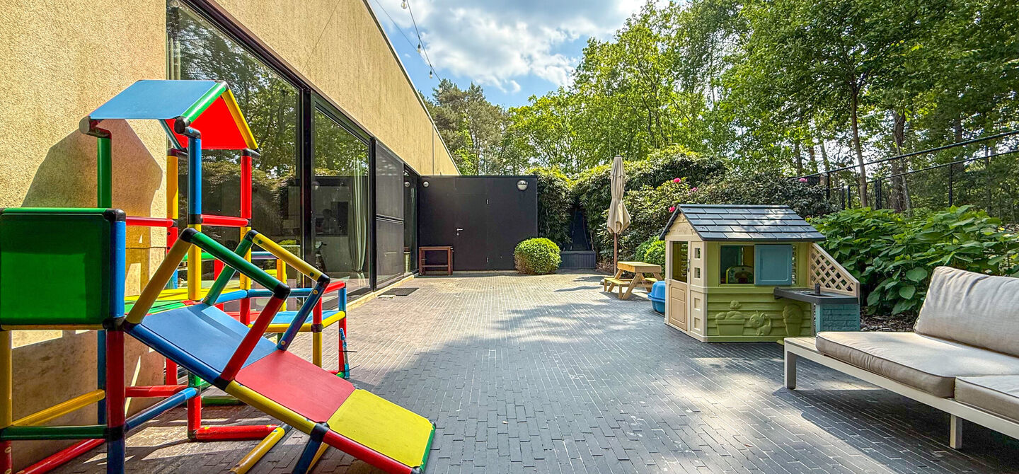 Bij ImmoFusion 7/7 “open huis” : klik op onze 3D-TOUR.
Ervaar vastgoed alsof je er zelf doorloopt!
Stap binnen in deze indrukwekkende halfopen bebouwing, quasi nieuw, gelegen in een rustige woonwijk van Beringen. Met een bewoonbare oppervlakte van