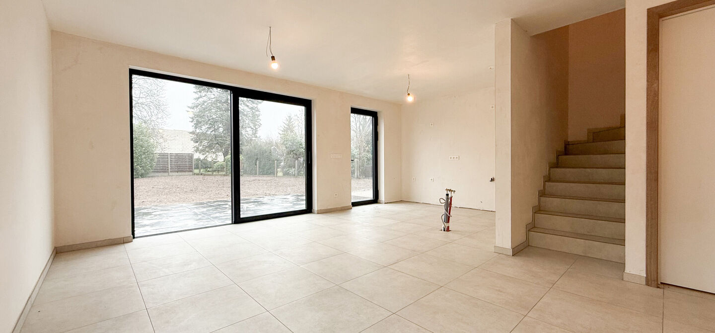 Bij ImmoFusion 7/7 “open huis” : klik op onze 3D-TOUR.
Ervaar vastgoed alsof je er zelf doorloopt!
Welkom in deze prachtige energiezuinige nieuwbouwwoning gelegen te Moestuinstraat 13A, 3582 Koersel (Heusden-Zolder). Deze moderne woning combineert ru