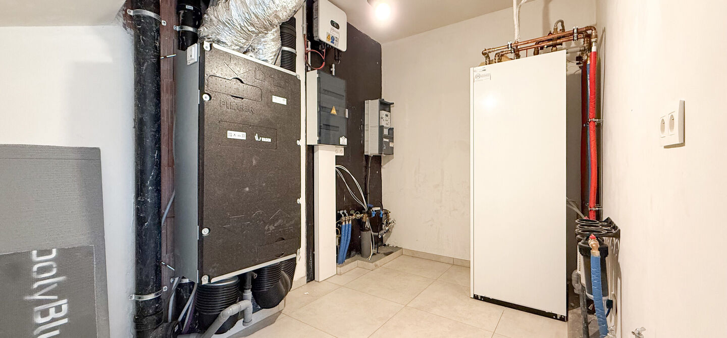Bij ImmoFusion 7/7 “open huis” : klik op onze 3D-TOUR.
Ervaar vastgoed alsof je er zelf doorloopt!
Welkom in deze prachtige energiezuinige nieuwbouwwoning gelegen te Moestuinstraat 13A, 3582 Koersel (Heusden-Zolder). Deze moderne woning combineert ru