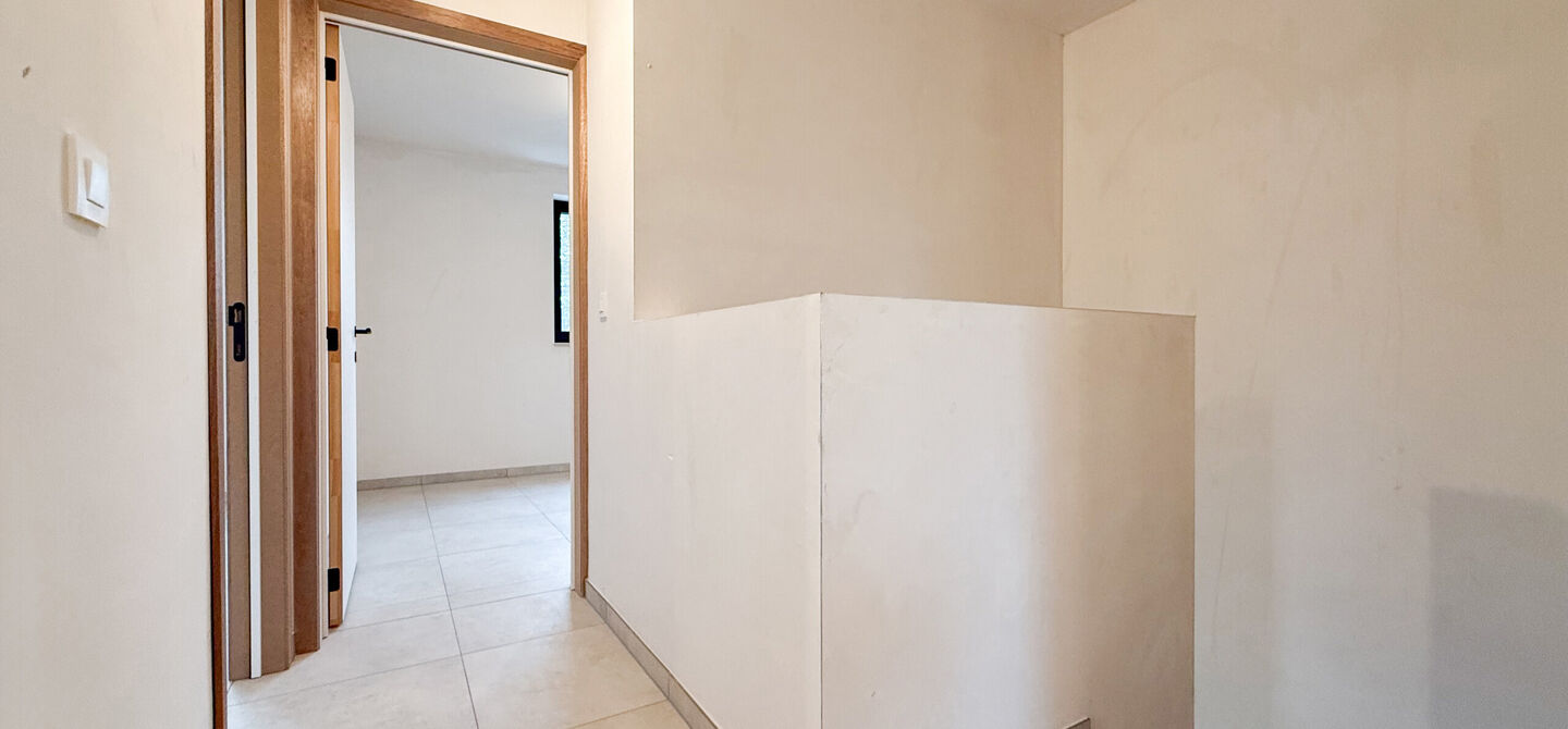 Bij ImmoFusion 7/7 “open huis” : klik op onze 3D-TOUR.
Ervaar vastgoed alsof je er zelf doorloopt!
Welkom in deze prachtige energiezuinige nieuwbouwwoning gelegen te Moestuinstraat 13A, 3582 Koersel (Heusden-Zolder). Deze moderne woning combineert ru