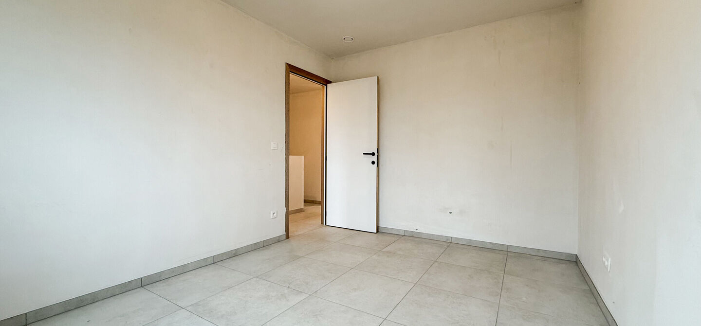 Bij ImmoFusion 7/7 “open huis” : klik op onze 3D-TOUR.
Ervaar vastgoed alsof je er zelf doorloopt!
Welkom in deze prachtige energiezuinige nieuwbouwwoning gelegen te Moestuinstraat 13A, 3582 Koersel (Heusden-Zolder). Deze moderne woning combineert ru