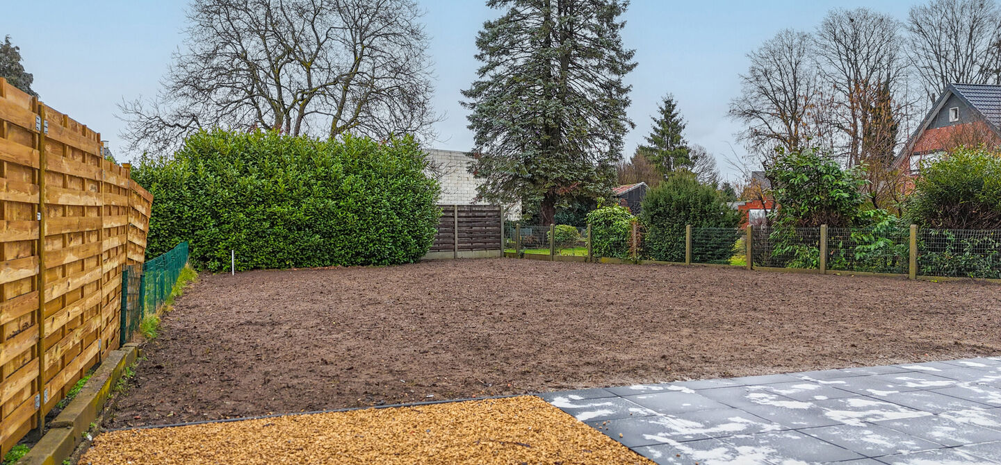 Bij ImmoFusion 7/7 “open huis” : klik op onze 3D-TOUR.
Ervaar vastgoed alsof je er zelf doorloopt!
Welkom in deze prachtige energiezuinige nieuwbouwwoning gelegen te Moestuinstraat 13A, 3582 Koersel (Heusden-Zolder). Deze moderne woning combineert ru