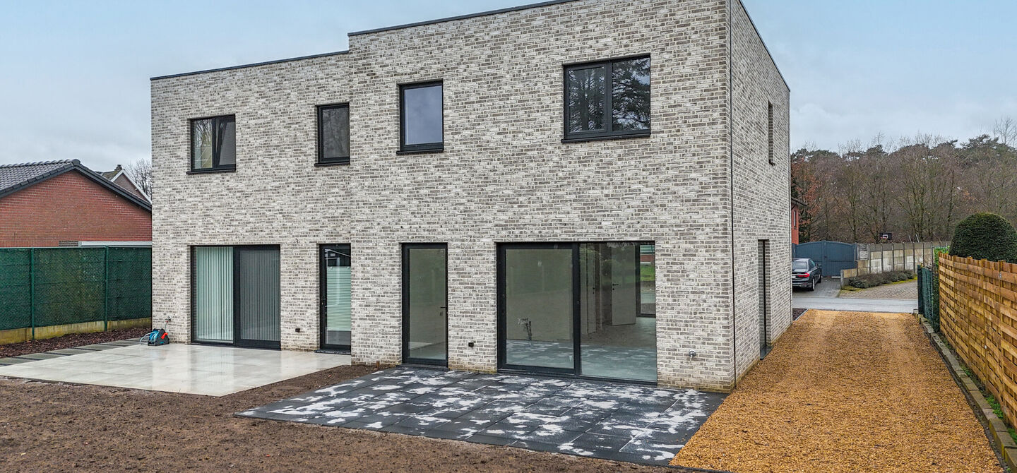 Bij ImmoFusion 7/7 “open huis” : klik op onze 3D-TOUR.
Ervaar vastgoed alsof je er zelf doorloopt!
Welkom in deze prachtige energiezuinige nieuwbouwwoning gelegen te Moestuinstraat 13A, 3582 Koersel (Heusden-Zolder). Deze moderne woning combineert ru