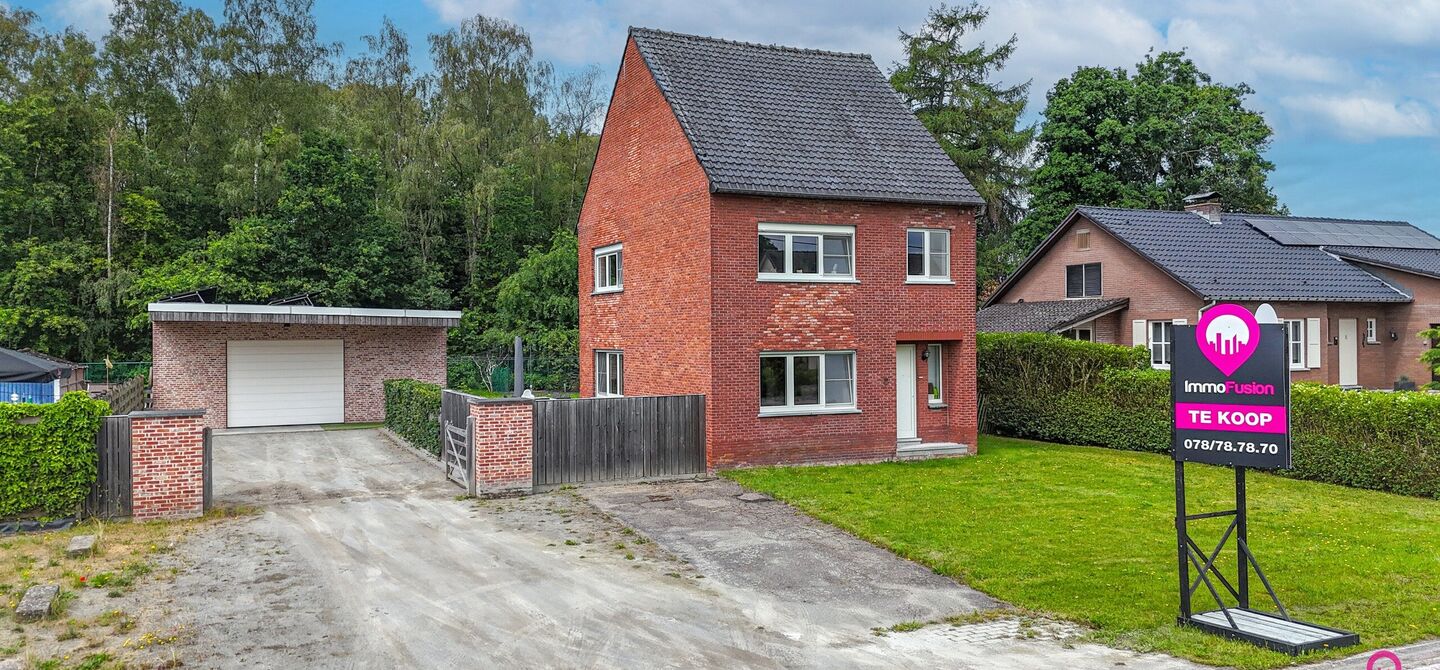 Ruime gezinswoning met vergunde garage van 125 m&sup2; op toplocatie in Koersel

Op een boogscheut van het groene karakter van Koersel en het geliefde Koersel Kapelleke vinden we deze verrassend ruime woning terug op een perceel van maar liefst 10 are. Dankzi