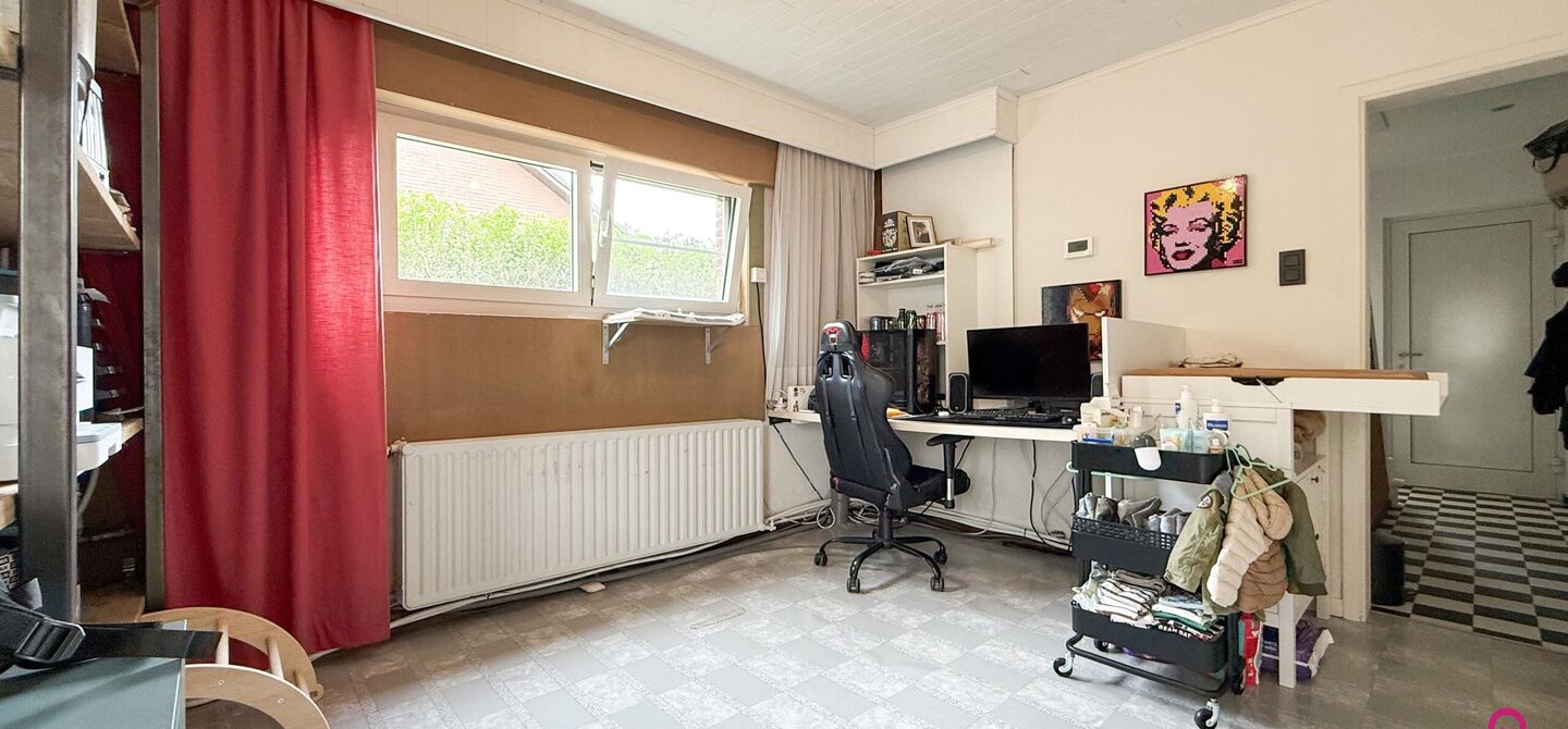 Ruime gezinswoning met vergunde garage van 125 m&sup2; op toplocatie in Koersel

Op een boogscheut van het groene karakter van Koersel en het geliefde Koersel Kapelleke vinden we deze verrassend ruime woning terug op een perceel van maar liefst 10 are. Dankzi