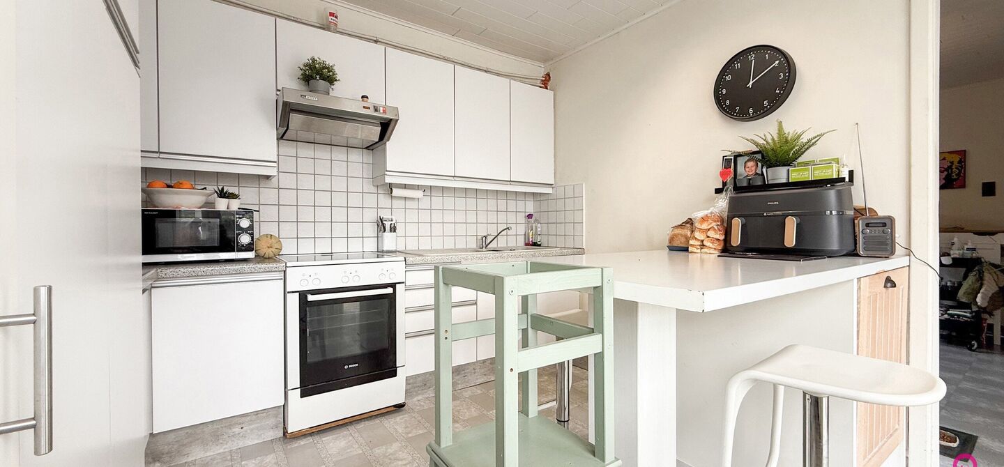 Ruime gezinswoning met vergunde garage van 125 m&sup2; op toplocatie in Koersel

Op een boogscheut van het groene karakter van Koersel en het geliefde Koersel Kapelleke vinden we deze verrassend ruime woning terug op een perceel van maar liefst 10 are. Dankzi