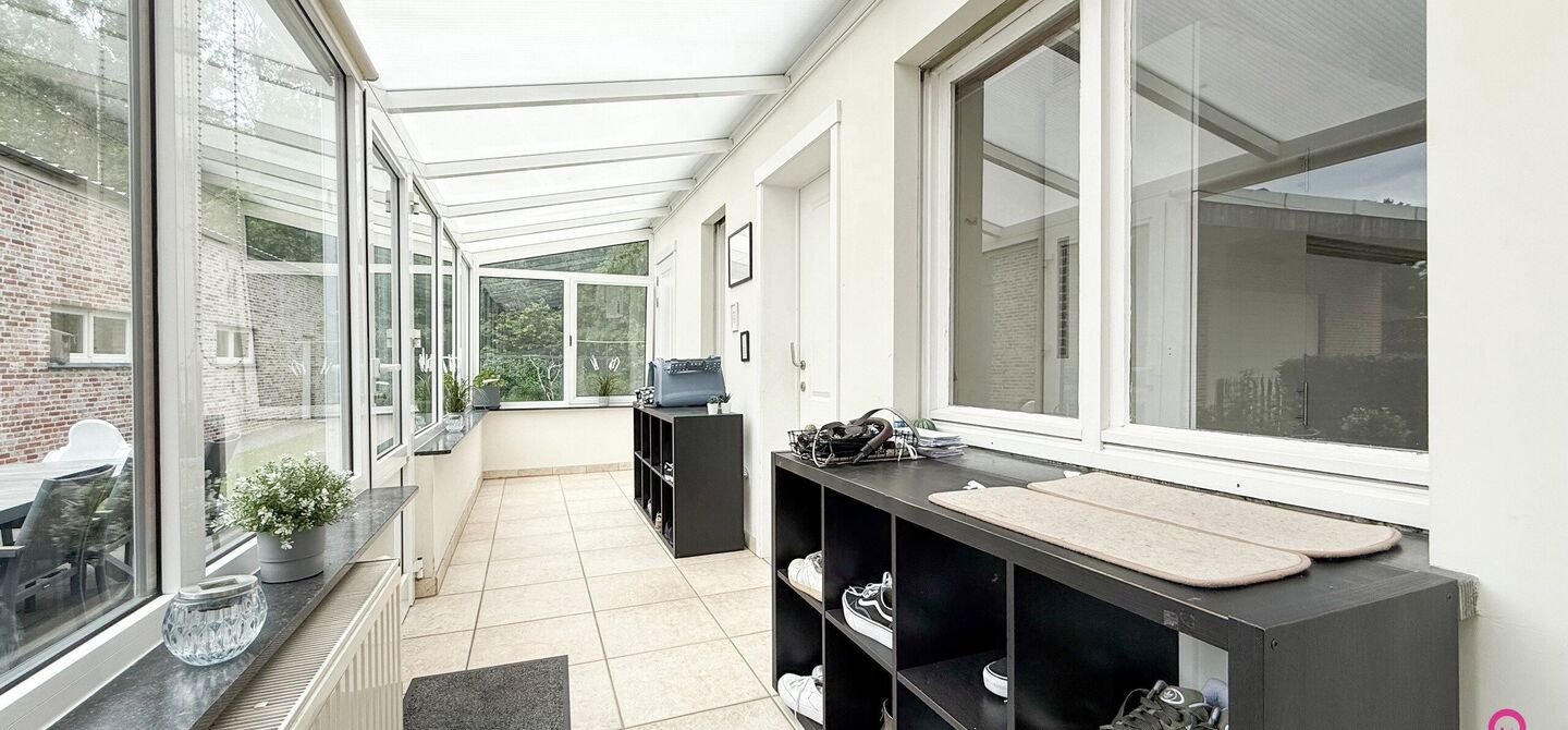 Ruime gezinswoning met vergunde garage van 125 m&sup2; op toplocatie in Koersel

Op een boogscheut van het groene karakter van Koersel en het geliefde Koersel Kapelleke vinden we deze verrassend ruime woning terug op een perceel van maar liefst 10 are. Dankzi