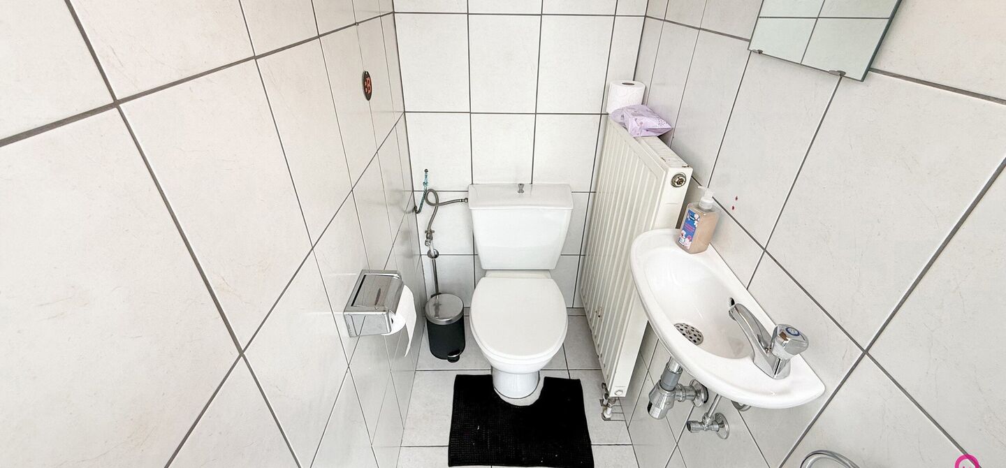 Ruime gezinswoning met vergunde garage van 125 m&sup2; op toplocatie in Koersel

Op een boogscheut van het groene karakter van Koersel en het geliefde Koersel Kapelleke vinden we deze verrassend ruime woning terug op een perceel van maar liefst 10 are. Dankzi