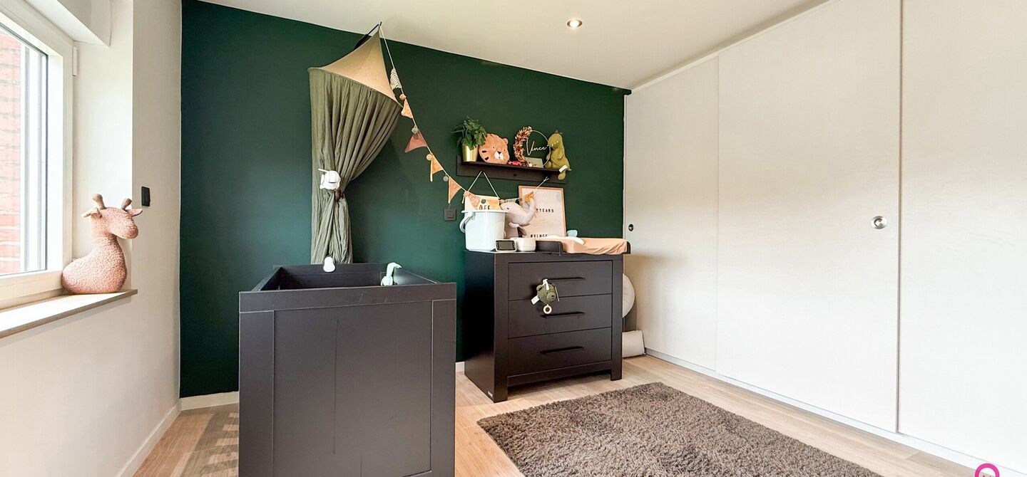 Ruime gezinswoning met vergunde garage van 125 m&sup2; op toplocatie in Koersel

Op een boogscheut van het groene karakter van Koersel en het geliefde Koersel Kapelleke vinden we deze verrassend ruime woning terug op een perceel van maar liefst 10 are. Dankzi