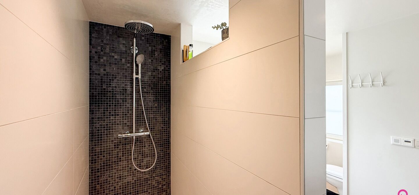 Ruime gezinswoning met vergunde garage van 125 m&sup2; op toplocatie in Koersel

Op een boogscheut van het groene karakter van Koersel en het geliefde Koersel Kapelleke vinden we deze verrassend ruime woning terug op een perceel van maar liefst 10 are. Dankzi