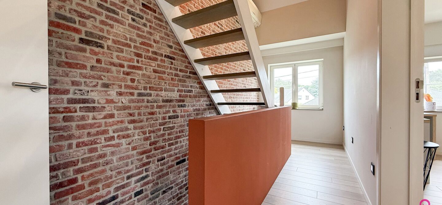Ruime gezinswoning met vergunde garage van 125 m&sup2; op toplocatie in Koersel

Op een boogscheut van het groene karakter van Koersel en het geliefde Koersel Kapelleke vinden we deze verrassend ruime woning terug op een perceel van maar liefst 10 are. Dankzi
