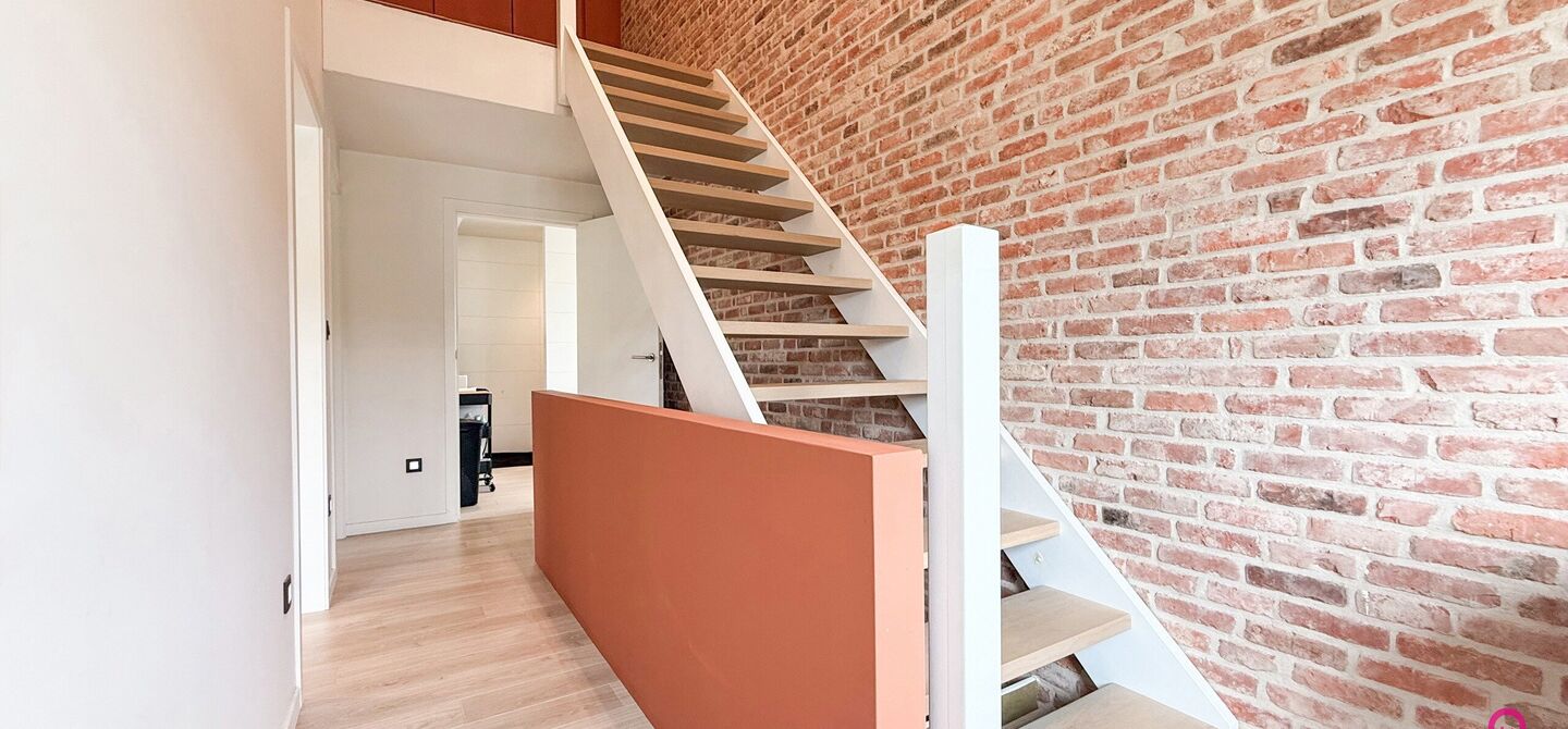 Ruime gezinswoning met vergunde garage van 125 m&sup2; op toplocatie in Koersel

Op een boogscheut van het groene karakter van Koersel en het geliefde Koersel Kapelleke vinden we deze verrassend ruime woning terug op een perceel van maar liefst 10 are. Dankzi