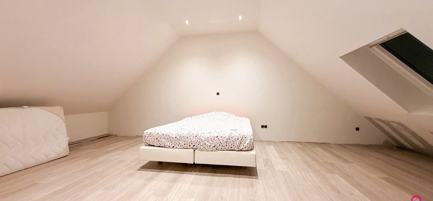 Ruime gezinswoning met vergunde garage van 125 m&sup2; op toplocatie in Koersel

Op een boogscheut van het groene karakter van Koersel en het geliefde Koersel Kapelleke vinden we deze verrassend ruime woning terug op een perceel van maar liefst 10 are. Dankzi