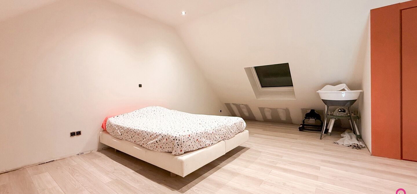 Ruime gezinswoning met vergunde garage van 125 m&sup2; op toplocatie in Koersel

Op een boogscheut van het groene karakter van Koersel en het geliefde Koersel Kapelleke vinden we deze verrassend ruime woning terug op een perceel van maar liefst 10 are. Dankzi