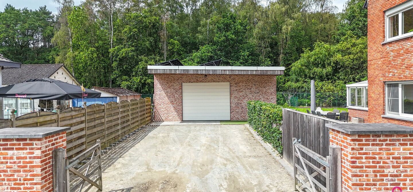 Ruime gezinswoning met vergunde garage van 125 m&sup2; op toplocatie in Koersel

Op een boogscheut van het groene karakter van Koersel en het geliefde Koersel Kapelleke vinden we deze verrassend ruime woning terug op een perceel van maar liefst 10 are. Dankzi