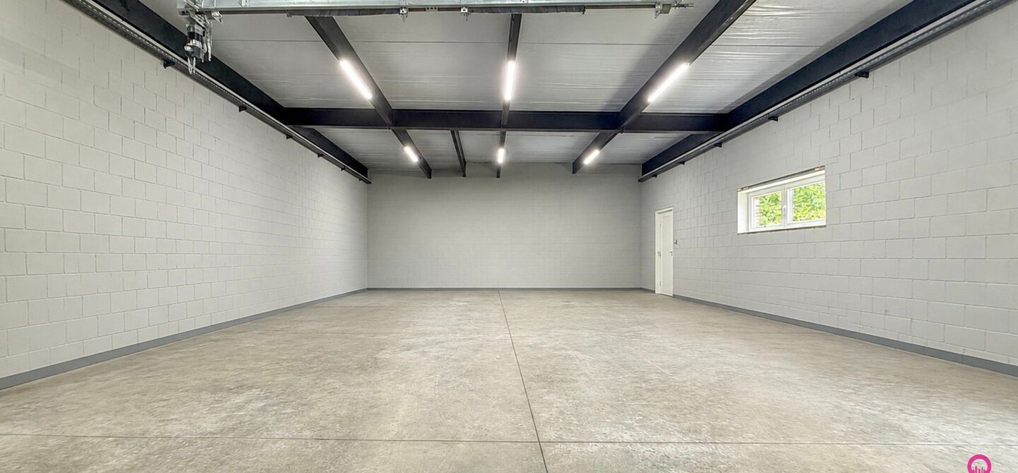 Ruime gezinswoning met vergunde garage van 125 m&sup2; op toplocatie in Koersel

Op een boogscheut van het groene karakter van Koersel en het geliefde Koersel Kapelleke vinden we deze verrassend ruime woning terug op een perceel van maar liefst 10 are. Dankzi