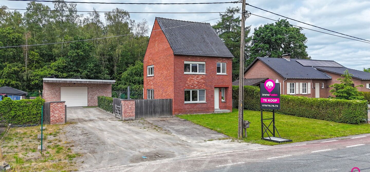 Ruime gezinswoning met vergunde garage van 125 m&sup2; op toplocatie in Koersel

Op een boogscheut van het groene karakter van Koersel en het geliefde Koersel Kapelleke vinden we deze verrassend ruime woning terug op een perceel van maar liefst 10 are. Dankzi