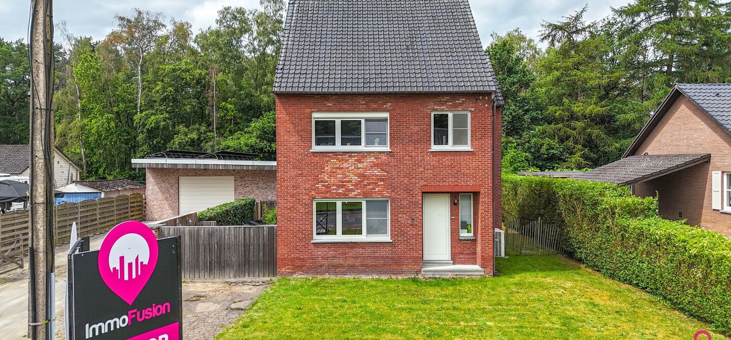 Ruime gezinswoning met vergunde garage van 125 m&sup2; op toplocatie in Koersel

Op een boogscheut van het groene karakter van Koersel en het geliefde Koersel Kapelleke vinden we deze verrassend ruime woning terug op een perceel van maar liefst 10 are. Dankzi