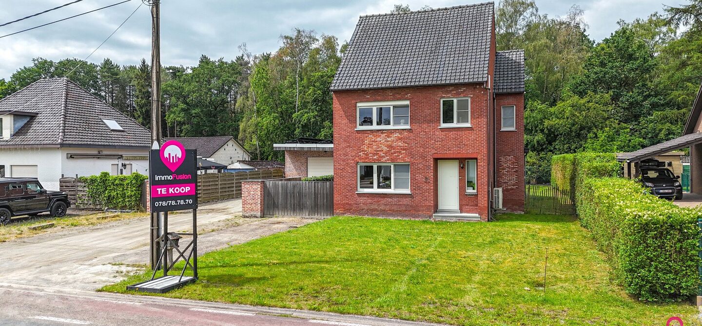 Ruime gezinswoning met vergunde garage van 125 m&sup2; op toplocatie in Koersel

Op een boogscheut van het groene karakter van Koersel en het geliefde Koersel Kapelleke vinden we deze verrassend ruime woning terug op een perceel van maar liefst 10 are. Dankzi