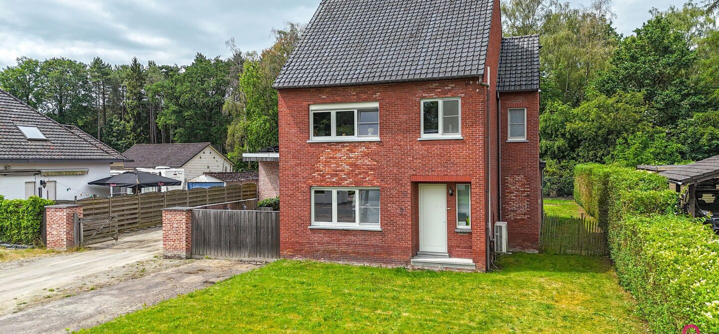 Ruime gezinswoning met vergunde garage van 125 m&sup2; op toplocatie in Koersel

Op een boogscheut van het groene karakter van Koersel en het geliefde Koersel Kapelleke vinden we deze verrassend ruime woning terug op een perceel van maar liefst 10 are. Dankzi