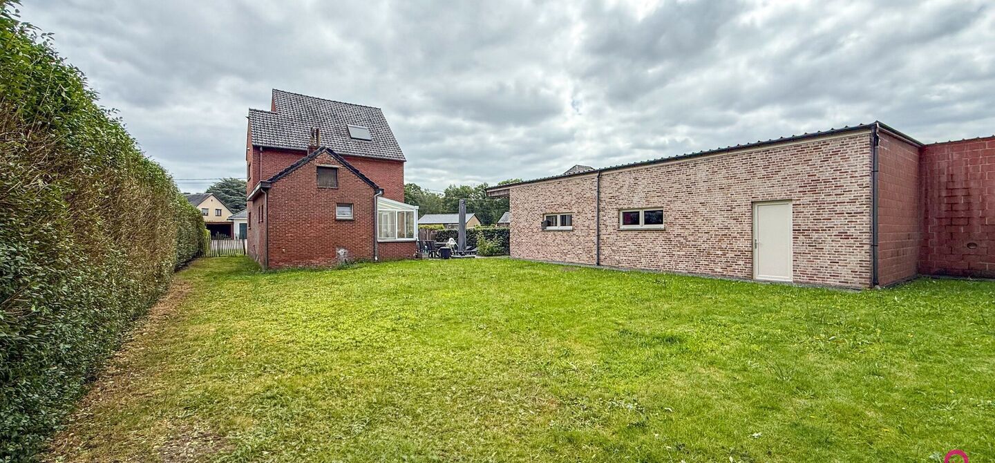 Ruime gezinswoning met vergunde garage van 125 m&sup2; op toplocatie in Koersel

Op een boogscheut van het groene karakter van Koersel en het geliefde Koersel Kapelleke vinden we deze verrassend ruime woning terug op een perceel van maar liefst 10 are. Dankzi