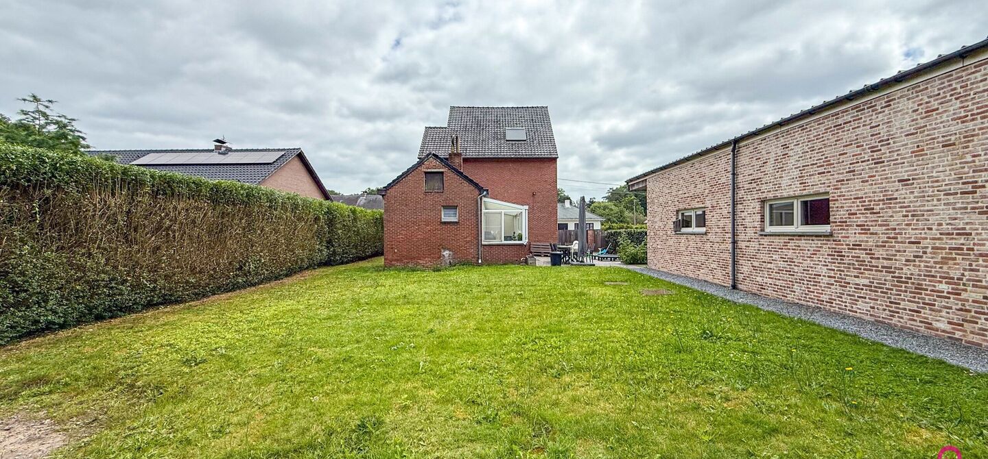 Ruime gezinswoning met vergunde garage van 125 m&sup2; op toplocatie in Koersel

Op een boogscheut van het groene karakter van Koersel en het geliefde Koersel Kapelleke vinden we deze verrassend ruime woning terug op een perceel van maar liefst 10 are. Dankzi